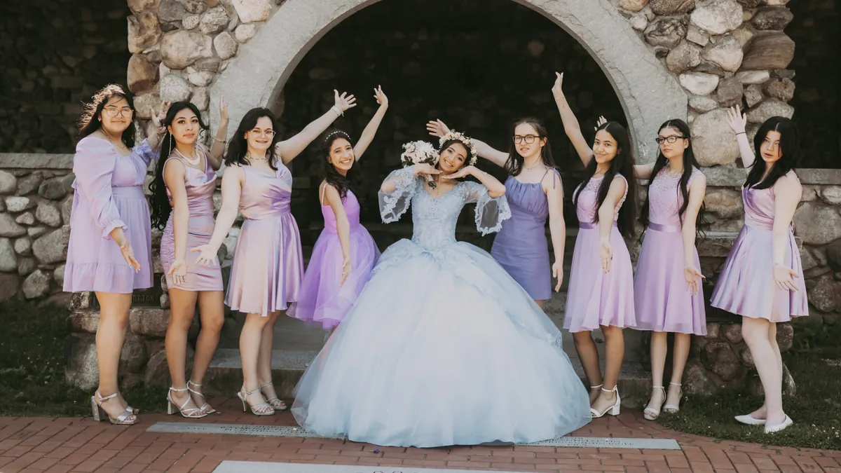 La quinceañera celebra con sus damas vestidas de lila