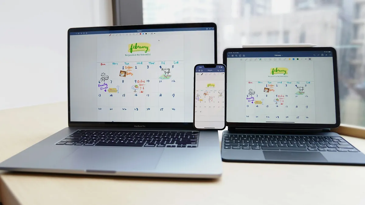 A laptop, a tablet and a phone show the same planning calendar
