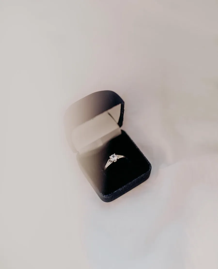 Anillo de compromiso con un solitario dentro de un estuche de terciopelo negro abierto