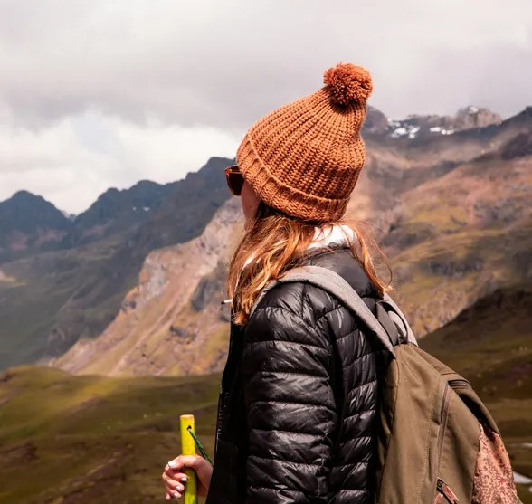 Una viajera con mochila contempla los Andes