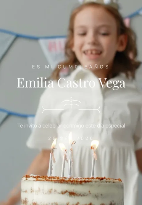 Invitación de cumpleaños con la foto de la niña soplando las velas, plantilla Nocturne