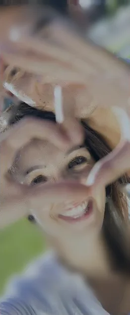 Una chica sonriendo mientras enmarca el momento con las manos