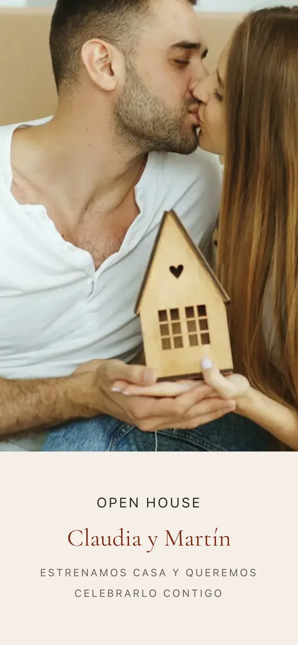 Portada de open house Aurora: Claudia y Martín con una casita de madera en las manos