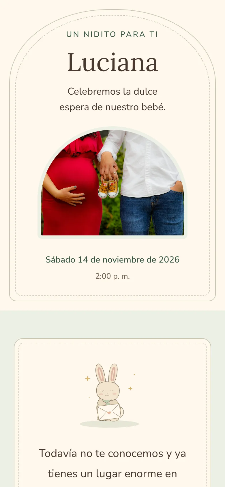 Invitación de baby shower con la plantilla Nidito: una tarjeta crema de borde punteado con el nombre del bebé, la foto de unos papás esperando con zapatitos en la mano y la fecha en verde salvia, en la pantalla de un celular