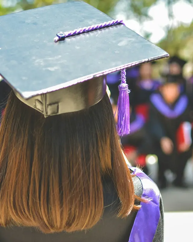 Graduate seen from behind wearing a cap and tassel